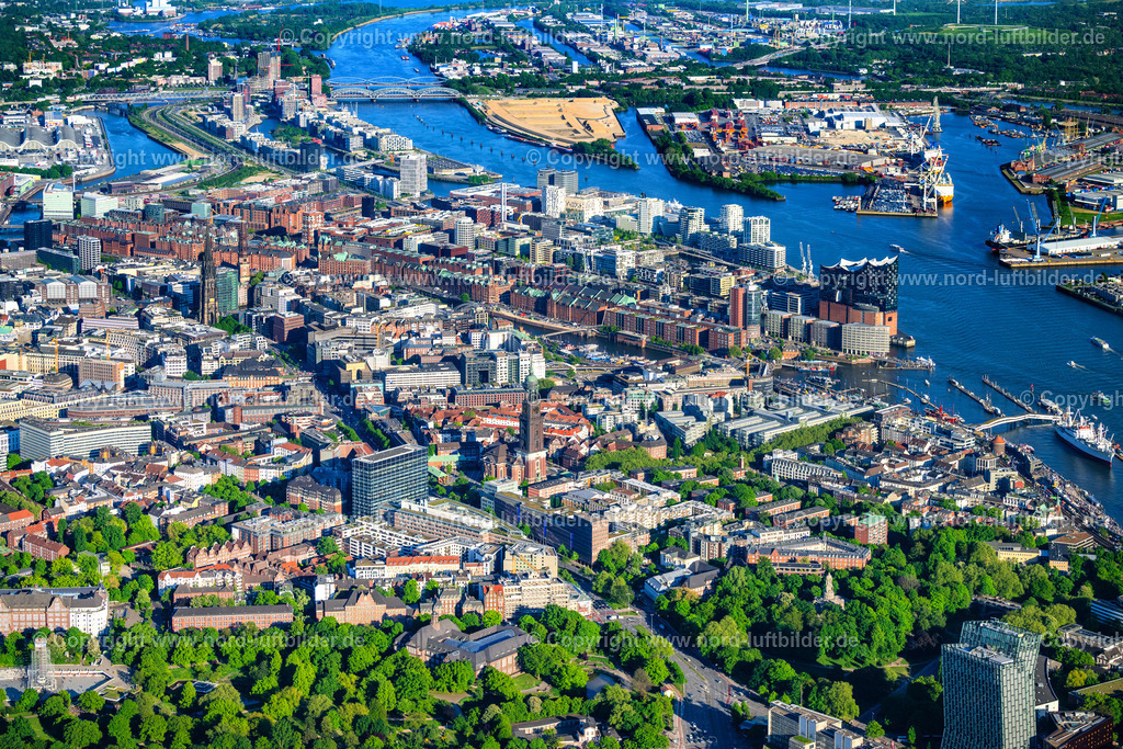 Hamburg_Speicherstadt_ELS_8325110525 | HAMBURG 16.06.2025 Gebäude, Straßen und Kanäle der Hafencity und Speicherstadt in Hamburg, Deutschland. // Buildings, streets and canals of the Hafencity and Speicherstadt in Hamburg, Germany. Foto: Martin Elsen
