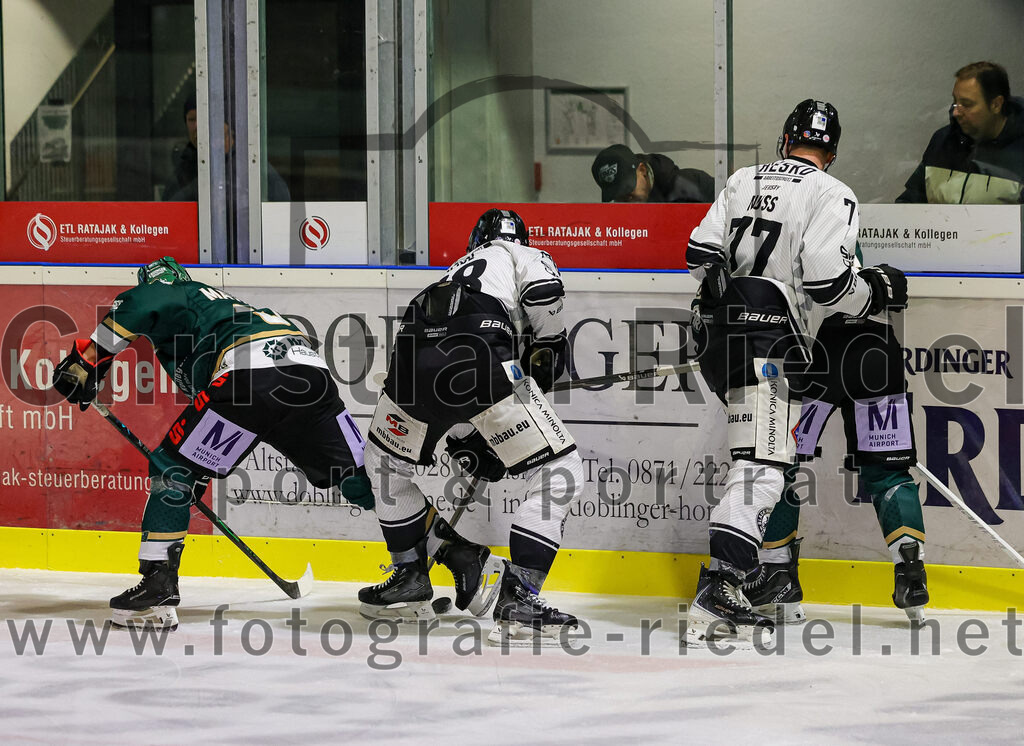 2025-11-25_139_TSV_Erding_gegen_EHF_Passau_Black_Hawks | Erding, Deutschland, 25.11.2025:Eishockey, Oberliga Süd 2025 / 2026, 20. Spieltag, TSV Erding gegen EHF Passau Black Hawks, Endergebnis: 2:3 n.V.Thomas Matheson (Erding Gladiators, #37), David Seidl (EHF Passau Black Hawks, #88), Thomas Nuss (EHF Passau Black Hawks, #77)Foto: Christian Riedel / fotografie-riedel.net