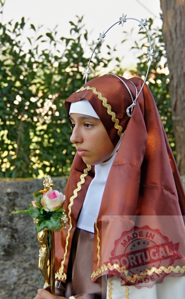 Young girl wearing nun costume holding religious statue during Corpus Christi celebration | Procession 15.08.2025 - Assumption Day - Paco de Sousa, Portugal Young girl wearing Saint costume with halo and holding religious statue during a traditional Corpus Christi celebration - Realized with Pictrs.com
