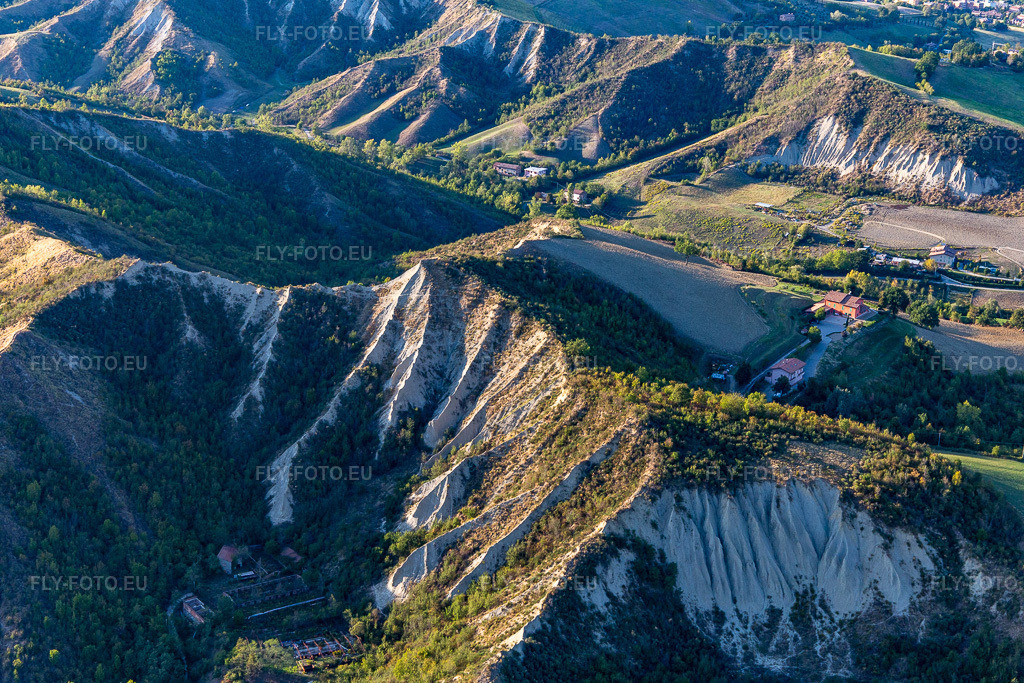 Vue aérienne: Salse di Nirano Réserve naturelle Salse di Nirano à Fiorano Modenese dans le département Modena, Italie. Photo: IMG_134623.jpg prise le 19/09/2022 par Werner Riehm/FLY-FOTO.euRésolution de l'original: 5472 x 3648 pxSalse di Nirano - Italiano