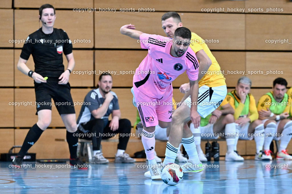 Carinthia Flamengo Futsal Club vs. FC Ljuti Krajisnici | #44 Beldin Duric Carinthia Flamengo, #11 Kenan Ramic FC Ljuti Krajisnici, Harting Johannes Referee, Carinthia Flamengo Futsal Club vs. FC Ljuti Krajisnici, Carinthia Flamengo Futsal Club vs. FC Ljuti Krajisnici am 05.01.2025 in Klagenfurt (Ballspielhalle Viktring), Austria, (Photo by Bernd Stefan)
