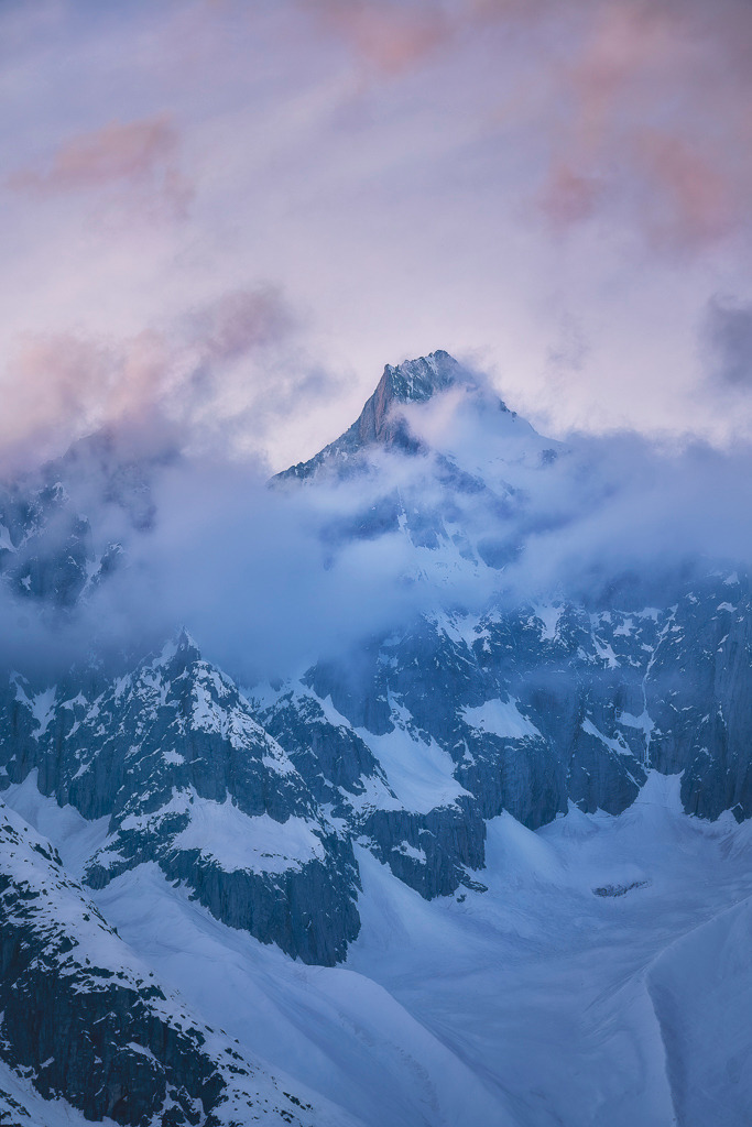 Gipfellicht – Groß-Wannenhorn bei Bellwald | Majestätisch ragt das Groß-Wannenhorn über die umliegenden Gletscher und Felsformationen. Die Abendstimmung im Wallis verleiht dem Hochgebirge eine besondere Tiefe – ein stiller, kraftvoller Moment in den Alpen. - Realisiert mit Pictrs.com