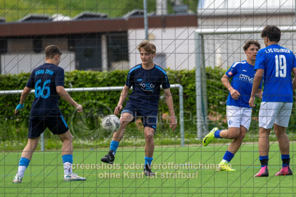 20250503_160439_0738 | #, 1.FC Eislingen (hellblau) vs. SGM TSG Zell-Hattenhofen-Holzmaden (dunkelblau), Jugend-Fussball, C-Junioren Landesstaffel Mitte, 18. Spieltag, Saison 20242025, Kunstrasenplatz, Haldenstraße 45, 73054 Eislingen, 03.05.2025 - 1500 Uhr,Foto: PhotoPeet-Sportfotografie/Peter Harich