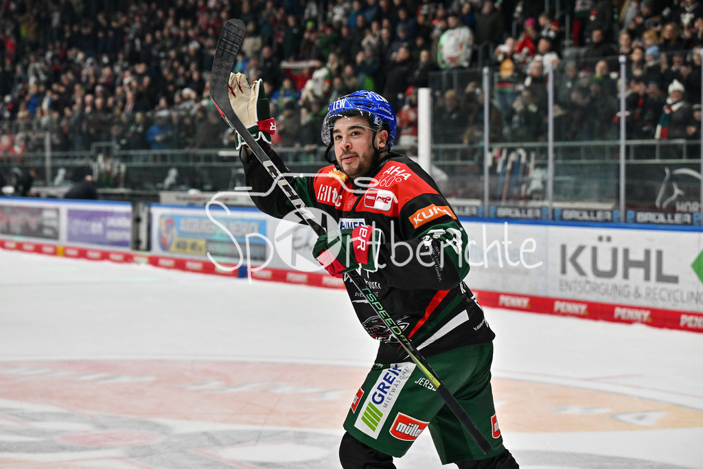 Augsburger Panther - Nürnberg Ice Tigers | Die Spieler der Panther feiern zusammen mit ihren Fans den Heimsieg gegen Nuernberg / DEL: Augsburger Panther - Nuernberg Ice Tigers, Curt Frenzel Stadion am 03.01.2025 / Nicholas BAPTISTE (Augsburger Panther 73) / Freisteller / Einzelfoto