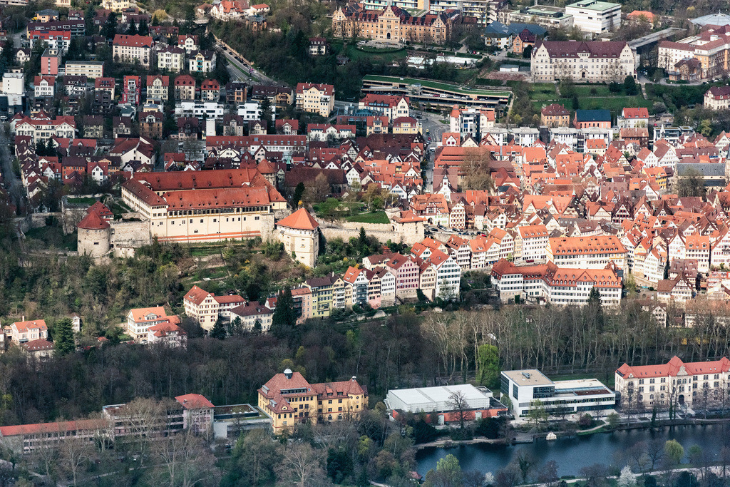 dr__0022402.jpg | TüBINGEN 11.04.2019 Altstadtbereich und Innenstadtzentrum in Tübingen im Bundesland Baden-Württemberg, Deutschland. // Old Town area and city center in Tuebingen in the state Baden-Wurttemberg, Germany. Foto: Daniel Reiter