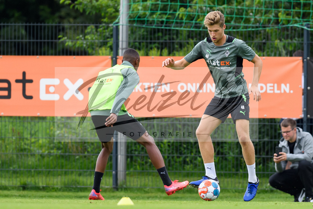 TRABMG20210719_011 | Fussball, Herren: Yvandro Borges Sanches (Borussia Moenchengladbach) und Michael Wentzel (Borussia Moenchengladbach) im Zweikampf beim Training von Borussia Moenchengladbach waehrend des Trainingslagers auf dem Trainingsplatz am Hotel Klosterpforte am 19.07.2021 in Harsewinkel, Deutschland. - Realisiert mit Pictrs.com