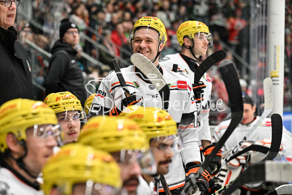 Augsburger Panther - Löwen Frankfurt  | Im Bild die Bank der Gaeste / Carter PROFT (Löwen Frankfurt #15) / DEL: Augsburger Panther - Loewen Frankfurt, Curt Frenzel Stadion am 12.01.2025