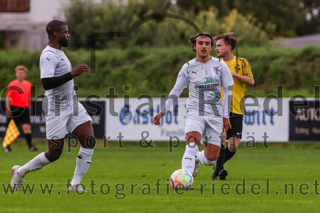 2023-08-09_021_FC_Moosinning_II_gegen_SpVgg_Altenerding | Moosinning, Deutschland, 09.08.2023:
Fußball, Kreisliga 2023 / 2024, 3. Spieltag, FC Moosinning II gegen SpVgg Altenerding, Endergebnis: 1:1

Ridwan Bello (SpVgg Altenerding, #5), Lukas Bachmair (SpVgg Altenerding, #3)

Foto: Christian Riedel / fotografie-riedel.net
