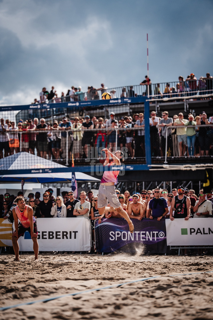 Beachvolleyball | Männer | Deutsche Meisterschaften 2025 Timmendorfer Strand | 06.09.2025 | Jannik Kühlborn beim Aufschlag