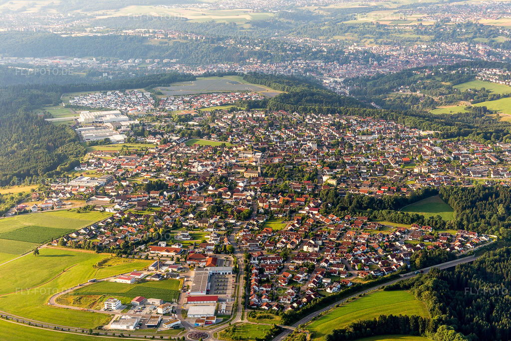 Luftbild: Ortsansicht der Straßen und Häuser der Wohngebiete in Mutlangen im Bundesland Baden-Württemberg in Deutschland. Foto: IMG_101571.jpg vom 08.07.2017 durch Werner Riehm/FLY-FOTO.de
