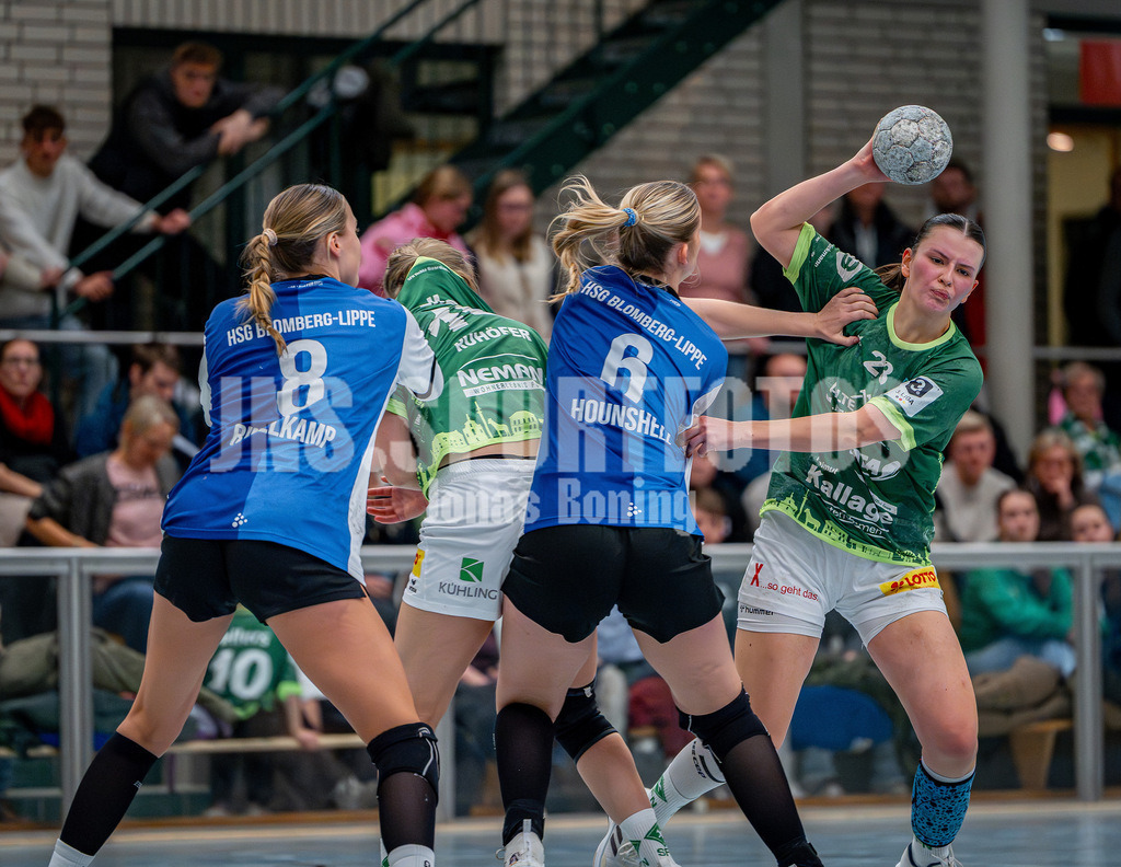 Handball I Frauen I Saison 2025-2026 I 3. Liga Staffel Nord I 10. Spieltag I SC SFN Vechta - HSG Blomberg-Lippe II I 0517 | Leni Ringelkamp (8, HSG Blomberg-Lippe II), Svenja Ruhöfer (10, SC SFN Vechta) Amy Hounshell (6, HSG Blomberg-Lippe II) und Jette Dudda (28, SC SFN Vechta) am Kreis  - Realisiert mit Pictrs.com