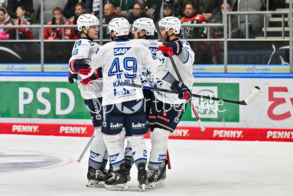 Augsburger Panther - Adler Mannheim | Jubel der Adler nach dem Treffer zum 3-2 durch Maximilian HEIM (Adler Mannheim 86) / Tor / Torschuetze / Freude / Happy / DEL: Augsburger Panther - Adler Mannheim; Curt Frenzel Stadion am 14.09.2025