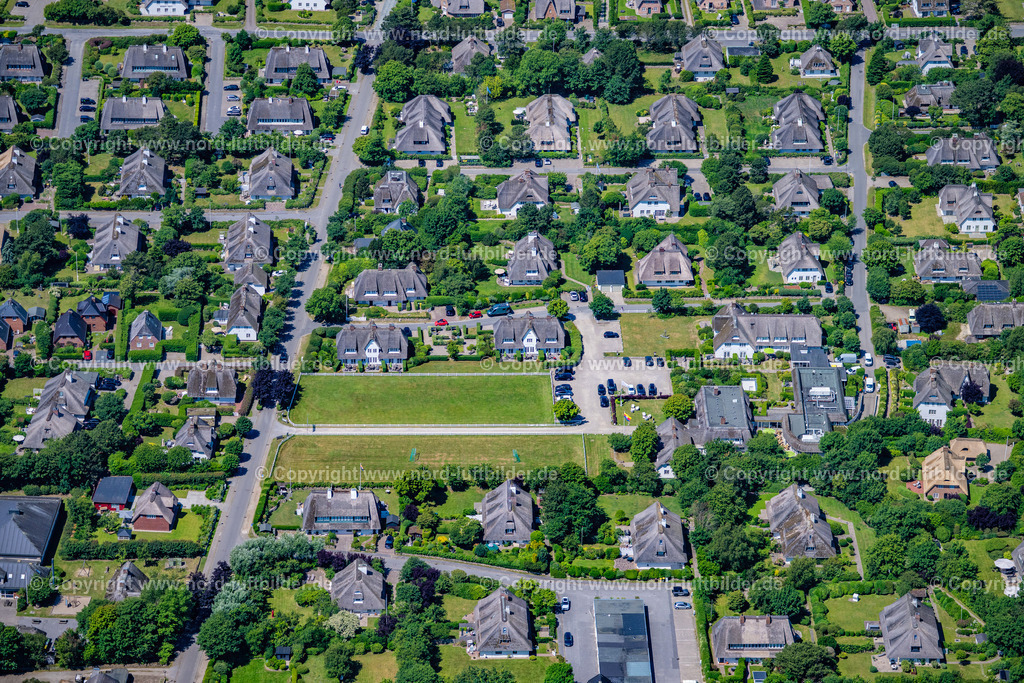 Sylt_Keitum_Benendikenhof_ELS_0102210625 | SYLT 21.06.2025 Ortsansicht an der Meeres-Küste Straße Benendikenhof in Keitum auf der Insel Sylt im Bundesland Schleswig-Holstein, Deutschland. // View of the sea coast street Benendikenhof in Keitum on the island of Sylt in the federal state of Schleswig-Holstein, Germany. Foto: Martin Elsen