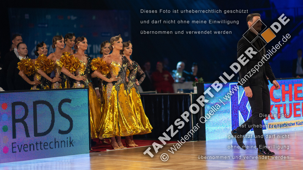 20251206-00939 | Hier finden Sie Tanz Bilder vom Latein und Standard Formationen tanzen. Sportbilder vom Tanzsport. Schöne Fotos und von Weltmeisterschaft, Europameisterschaft, Bundesliga, Regionalliga, Oberliga und Landesliga sowie von GOC Stuttgart, DanceComp, WM Bremen