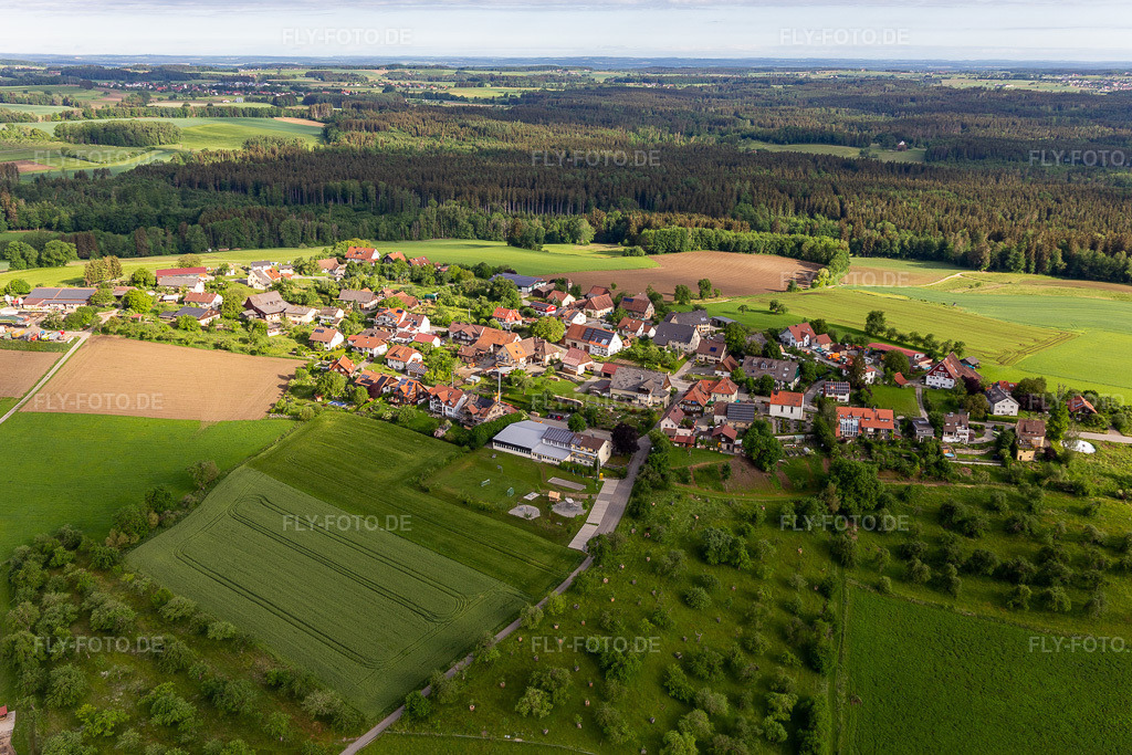 Luftbild:  im Ortsteil Taisersdorf in Owingen im Bundesland Baden-Württemberg in Deutschland. Foto: IMG_132052.jpg vom 26.05.2022 durch Werner Riehm/FLY-FOTO.deGemeinde Owingen