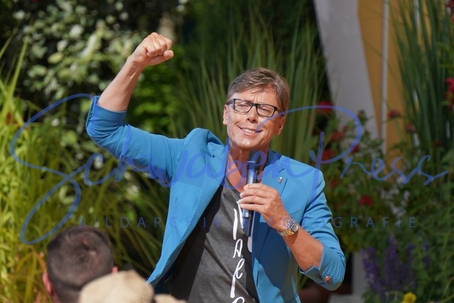 250623Ho2050 | Hansy Vogt - Immer wieder sonntags, Staffel 6

Ausverkauftes Haus und hochsommerliche Temperatur bei der Halbzeit Sendung von IWS, in der Veranstaltungsarena bei den Wasserwelten beim Europapark Rust. 

Deutschland, Rust, Europapark Rust, 25.06.2023