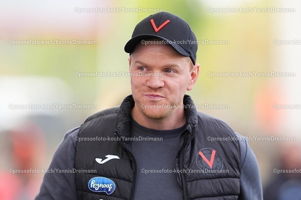 xYDRy18102501026 | 18.10.2025, xydrx, Fußball, 3.Liga, Rot-Weiss Essen - FC Viktoria Köln, Saison 2025 2026, Stadion an der Hafenstraße:  Marian Wilhelm (Cheftrainer FC Viktoria Köln)  DFB regulations prohibit any use of photographs as image sequences and or quasi-video.