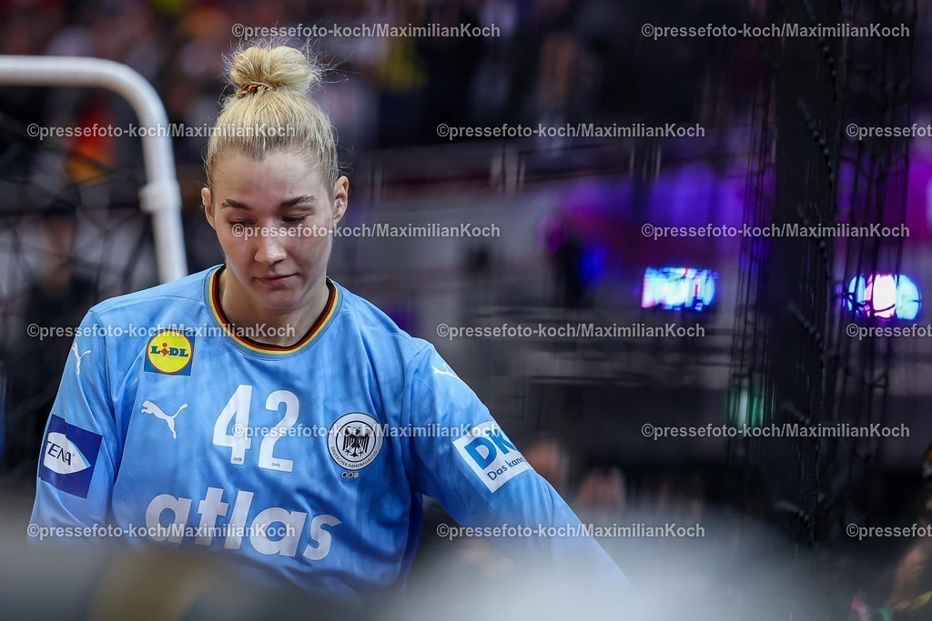 IHF09122502097 | 09.12.2025, Handball WM Frauen, Viertelfinale, Deutschland - Brasilien, 27th IHF Women's Handball World Championship, Westfalenhalle Dortmund: Katharina Filter (GER #42) 