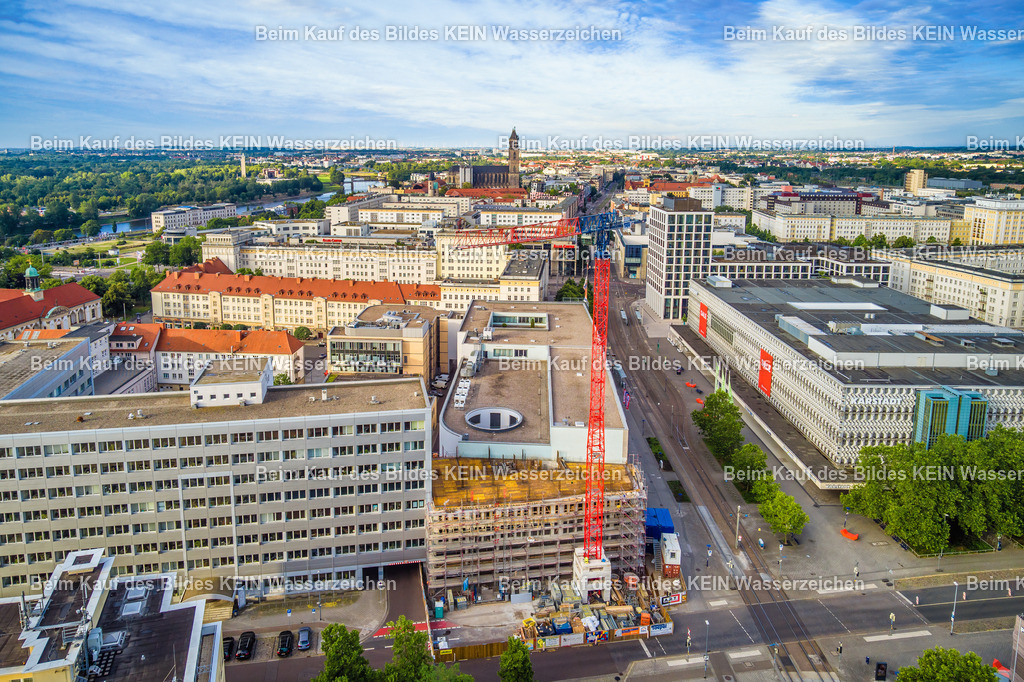 MWG Baustelle Juli-0011 | Die fünf Luftaufnahmen dokumentieren den Neubau einer Firmenzentrale in der Innenstadt über einen Zeitraum von zwei Jahren. Die Aufnahmen zeigen die Entwicklung des Bauvorhabens von verschiedenen Bauphasen bis zur Fertigstellung. Da sich das Bauprojekt mitten im Stadtgebiet befand, wurden die Fotoflüge jeweils sonntags in den frühen Morgenstunden durchgeführt, wenn auf den umliegenden Straßen und Plätzen nur wenige Menschen unterwegs waren. So konnte die Baustelle aus der Luft dokumentiert werden, ohne unnötige Gefährdungen für Personen am Boden zu schaffen. Die Serie entstand im Rahmen eines konkreten Auftrags zur fotografischen Begleitung des Bauprojekts. Die Aufnahmen sind Teil des Mitteldeutschen Bildarchivs von Luftbildfotograf Steffen Lehmann. - Realisiert mit Pictrs.com