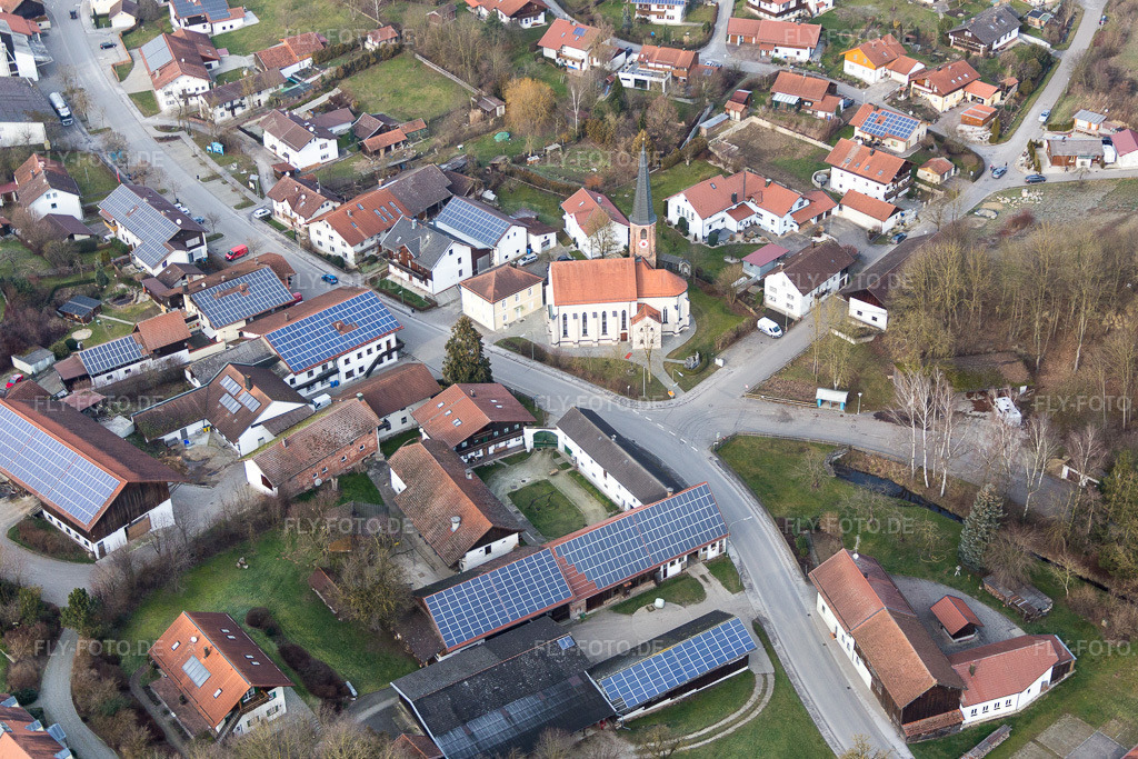 Luftbild: Kirchengebäude im Dorfkern im Ortsteil Hirschbach in Bad Birnbach im Bundesland Bayern in Deutschland. Foto: IMG_085601.jpg vom 31.12.2015 durch Werner Riehm/FLY-FOTO.de