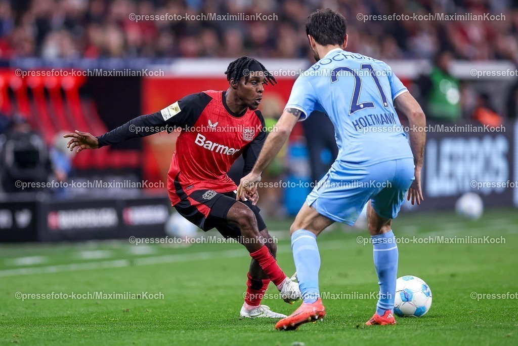 B0428032501043 | 28.03.2025, Fußball, Bayer 04 Leverkusen - VfL Bochum, 1. Fußball Bundesliga, 27. Spieltag, BayArena, Saison 2024 2025: Jeremie Frimpong (Bayer04 Leverkusen #30) im Zweikampf gegen Gerrit Holtmann (VfL Bochum #21) DFB regulations prohibit any use of photographs as image sequences and or quasi-video.