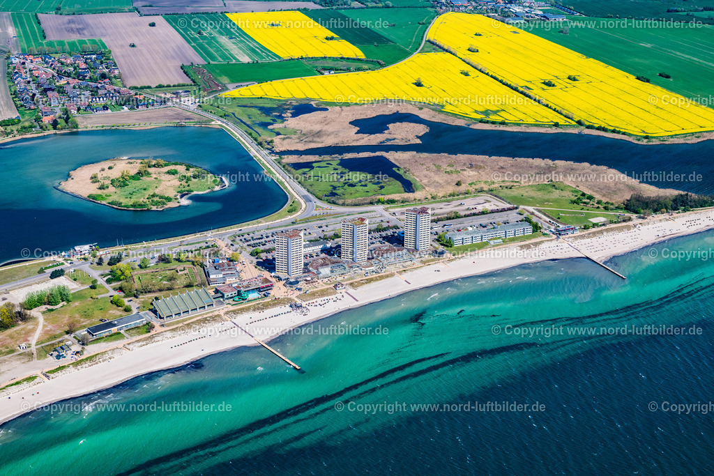 Fehmarn_Südstrand_ELS_5609010524 | FEHMARN 01.05.2024 Ortsansicht an der Meeres-Küste der Ostsee in Burg auf Fehmarn Südstrand im Bundesland Schleswig-Holstein. // Townscape on the seacoast of Baltic Sea in Burg auf Fehmarn in the state Schleswig-Holstein. Foto: Martin Elsen