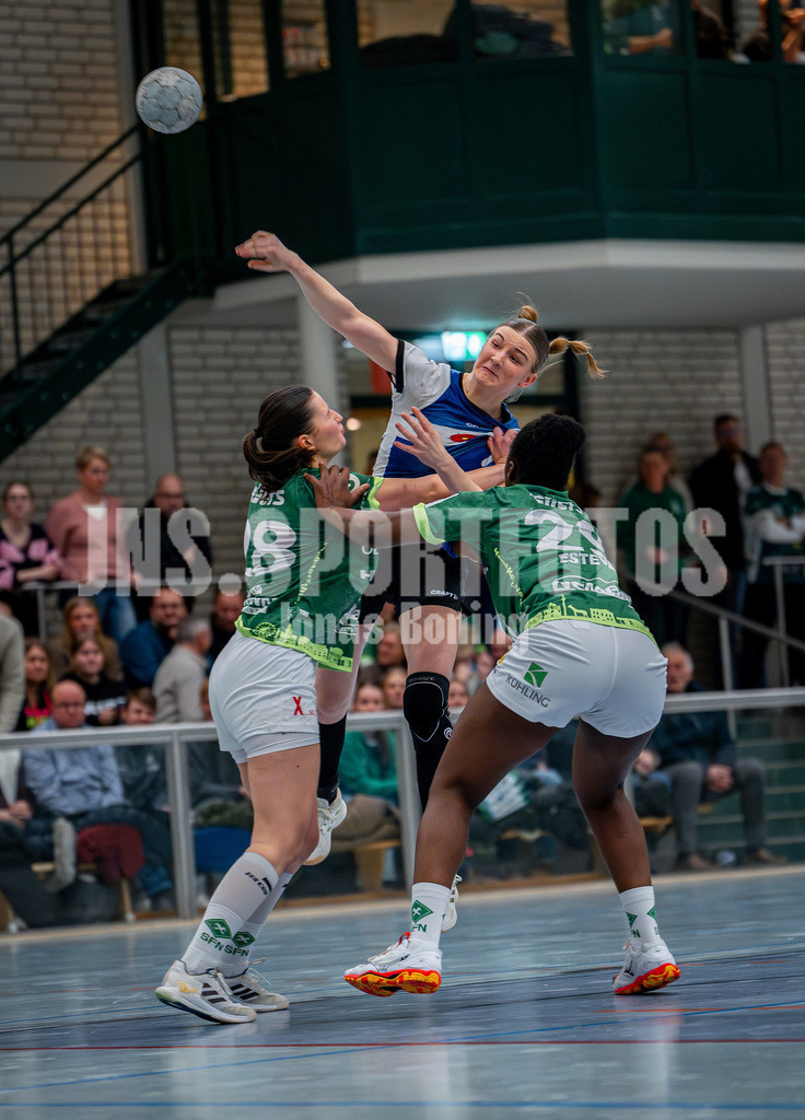 Handball I Frauen I Saison 2025-2026 I 3. Liga Staffel Nord I 10. Spieltag I SC SFN Vechta - HSG Blomberg-Lippe II I 0183 | Wurf über die Abwehr v.l. Jette Dudda (28, SC SFN Vechta), und Edna Estevens (29, SC SFN Vechta) - Realisiert mit Pictrs.com
