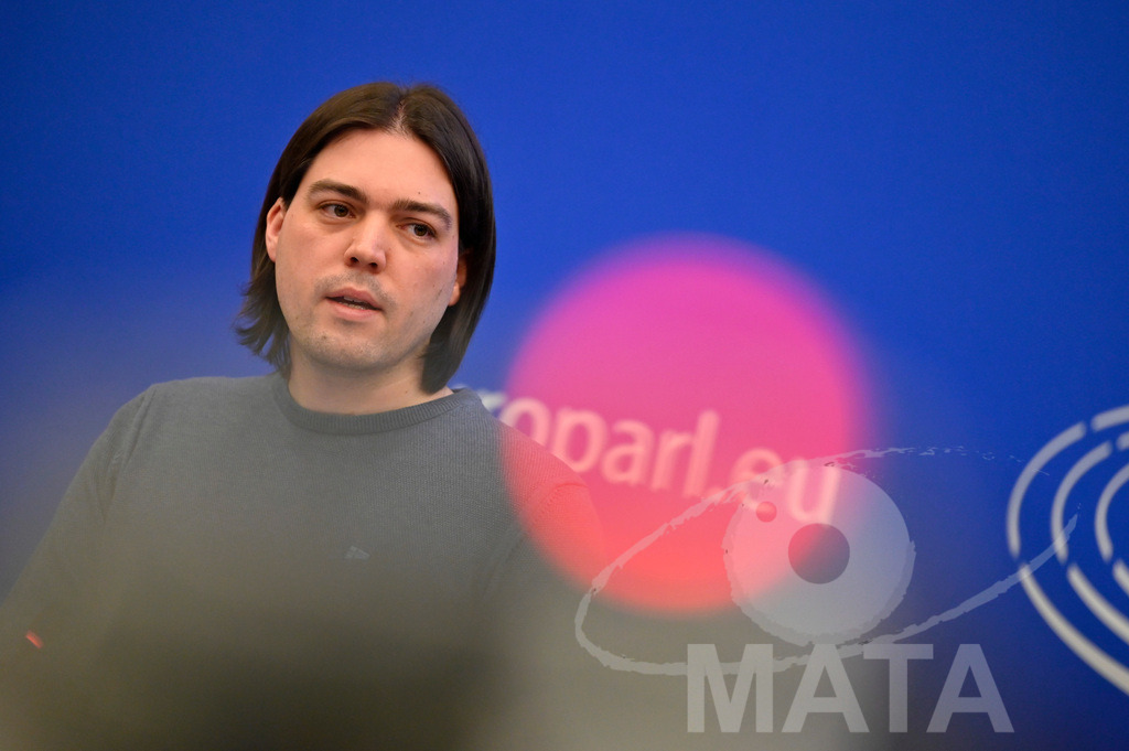 _DWI0043 | Politiker Ivan Vilibor Sincic bei einer Pressekonferenz zum Thema 'Alarmierende Statistiken zu den Folgen des COVID-Lockdowns' im Europäischen Parlament. Straßburg, 18.01.2023 - Realisiert mit Pictrs.com