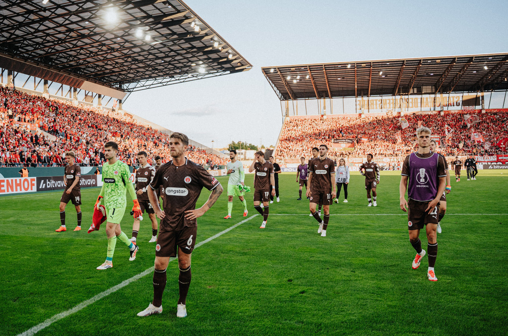 FCSP_YD-06694 | Der offizielle Shop für FC St. Pauli Fotos. Wähle aus Spielszenen & Fanmomenten dein FCSP Wunschformat. Wir liefern Millerntor-Atmosphäre.