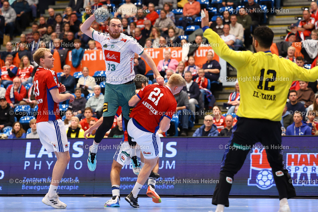 NH_HSVHamburg_GWDMinden_HandballBundesliga_14122025 | #21 Frederik Bo Andersen (Handball Sport Verein Hamburg), #73 Alexander Weck (GWD Minden)Handball I Herren I Bundesliga (Daikin HBL) I Saison 2025-2026 I 17. Spieltag I Handball Sport Verein Hamburg - GWD Minden I 14.12.2025 I Sporthalle Hamburg