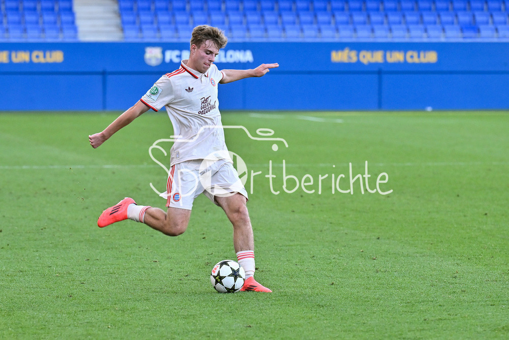 FC Barcelona U19 - FC Bayern München U19 | am Ball Moritz Goettlicher (FC Bayern U19 #15) / freisteller / einzelfoto / UEFA Youth League: FC Barcelona U19 - FC Bayern München U19, Estadi Johan Cruyff am am 23.10.2024