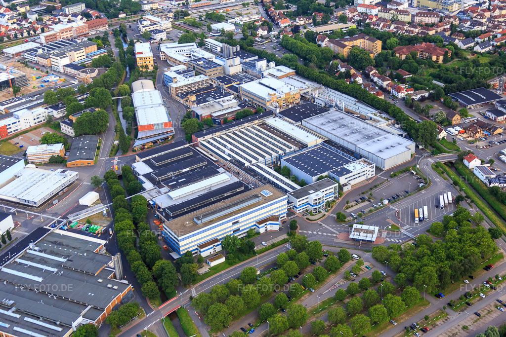 Luftbild: nora systems GmbH und Freudenberg Sealing Technologies in Weinheim im Bundesland Baden-Württemberg in Deutschland. – Foto: IMG_090693.jpg vom 04.07.2016 durch Werner Riehm/FLY-FOTO.de – Auflösung des Originals: 5472 x 3648 px – Textile Bodenbeläge | Elastische Bodenbeläge | Interface – NOK & Freudenberg Sealing Technologies