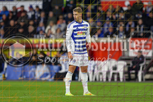 MSV Duisburg vs Rot-Weiss Essen - 3. Liga | Duisburg, Deutschland, 26.10.25:   Thilo Töpken (MSV Duisburg) schaut waehrend des Spiels der 3. Liga MSV Duisburg vs Rot-Weiss Essen in der schauinsland-reisen-arena(Foto von Brauer-Fotoagentur / Adrian Schlueter)