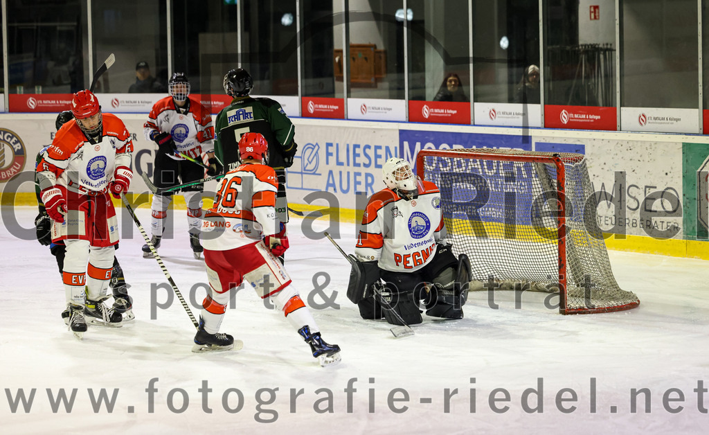2022-12-02_035_TSV_Erding_gegen_EV_Pegnitz | Erding, Deutschland, 02.12.2022:
Eishockey, Bayernliga 2022 / 2023, 17. Spieltag, TSV Erding gegen EV Pegnitz, Endergebnis: 9:3

Jonas Voigt (EV Pegnitz, #6), Paul Wolf (EV Pegnitz, #86), Torwart Filip Rieger (EV Pegnitz, #51)

Foto: Christian Riedel / fotografie-riedel.net