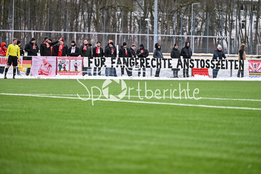 FC Bayern Amateure - SGV Freiberg Fussball | MUNICH, GERMANY - 29. JANUARY: Fans FC Bayern MRP während dem Testspiel zwischen den Amateuren des FC Bayern und dem SGV Freiberg Fussball am FC Bayern Campus