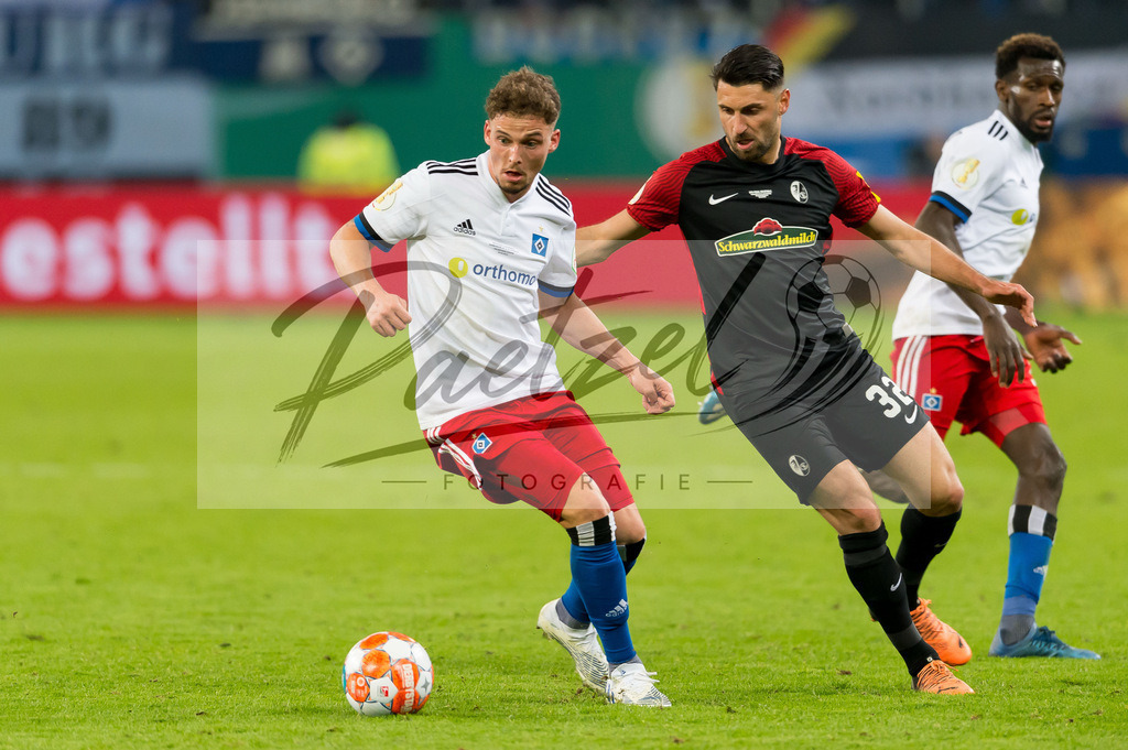 HSVSCF20220419_136 | Fussball, Herren: Moritz Heyer (Hamburger SV) und Vincenzo Grifo (SC Freiburg) im Zweikampf beim DFB-Pokal-Halbfinalspiel zwischen Hamburger SV und SC Freiburg im Volksparkstadion am 19.04.2022 in Hamburg, Deutschland.DFB / DFL REGULATIONS PROHIBIT ANY USE OF PHOTOGRAPHS AS IMAGE SEQUENCES AND/OR QUASI-VIDEO. - Realisiert mit Pictrs.com