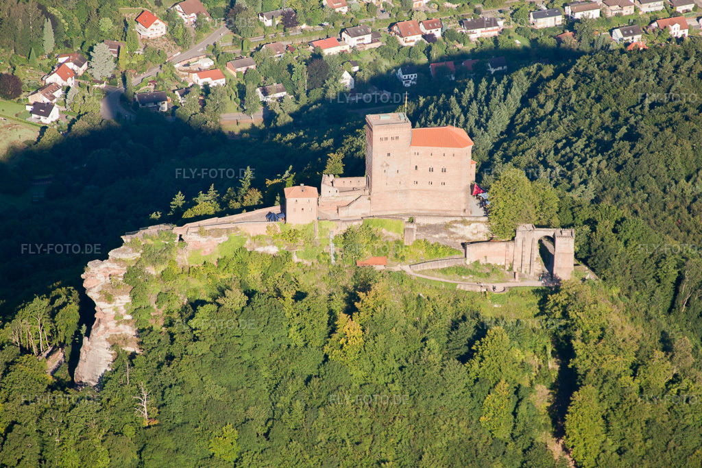 Luftbild: Burg Trifels in Annweiler am Trifels im Bundesland Rheinland-Pfalz in Deutschland. Foto: IMG_30949.jpg vom 07.08.2010 durch Werner Riehm/FLY-FOTO.de