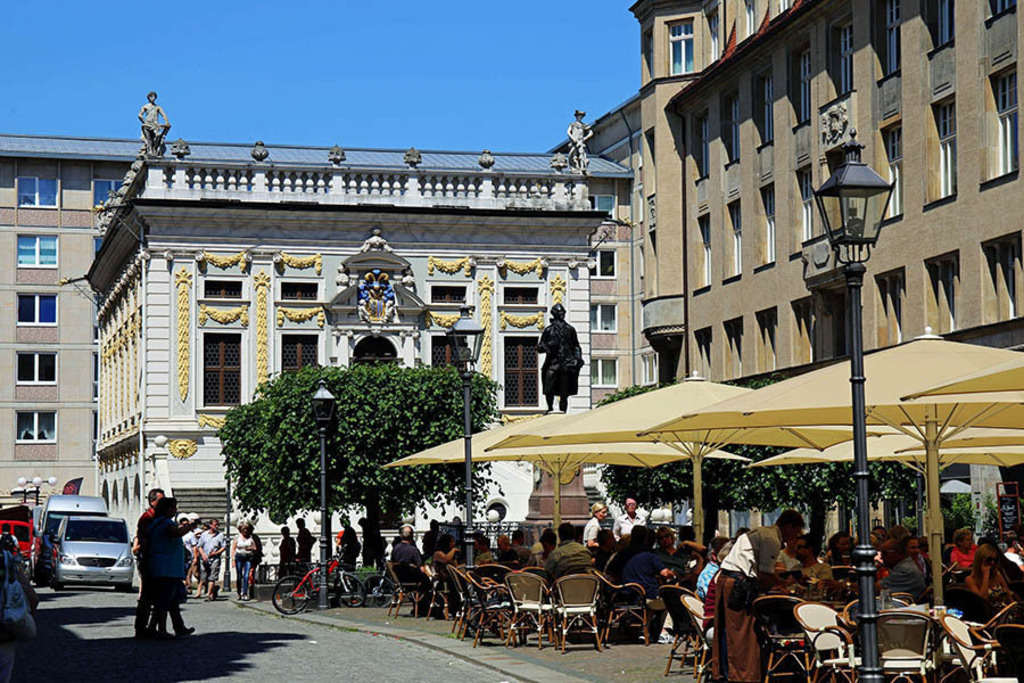 Foto: Leipzig - Alte Handelsbörse - Freisitz auf dem Naschmarkt | Das Team hinter BILDLEXIKON LEIPZIG bündelt historische wie aktuelle Informationen über die Stadt Leipzig in Text und Bild auf einer Plattform und stellt diese der interessierten Öffentlichkeit zur Verfügung.