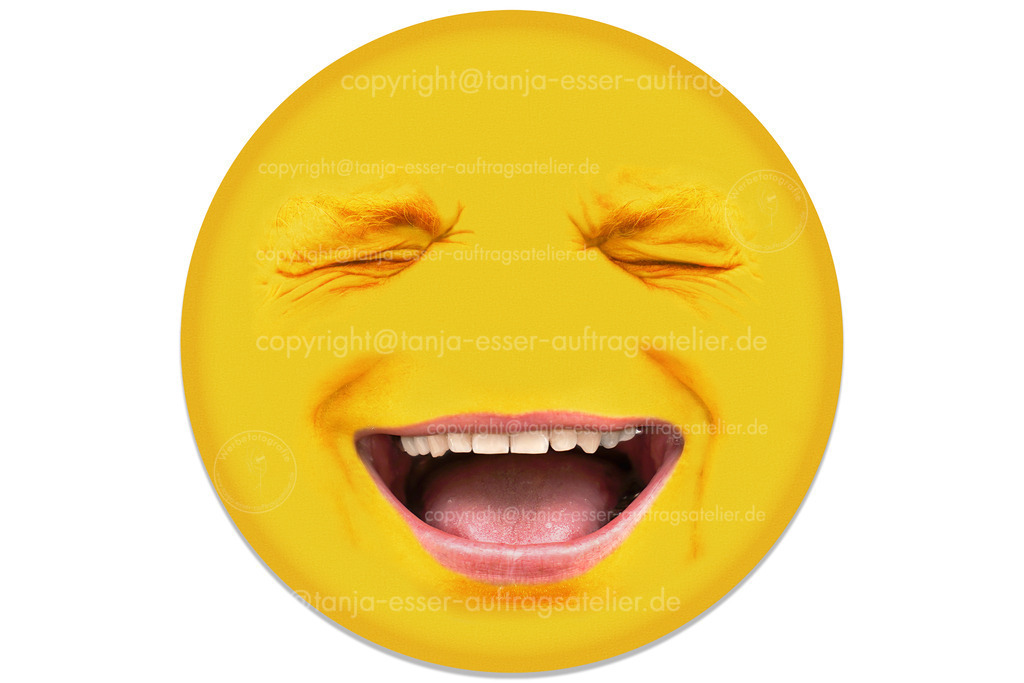 Laughing face of a man in a yellow circle | Ein Mann, Mitte 40, lacht. Die Gesichtszüge haben eine Vielzahl von Gesichtsausdrücken. Das Gesicht ist kreisförmig ausgeschnitten und vor weißem Hintergrund isoliert.