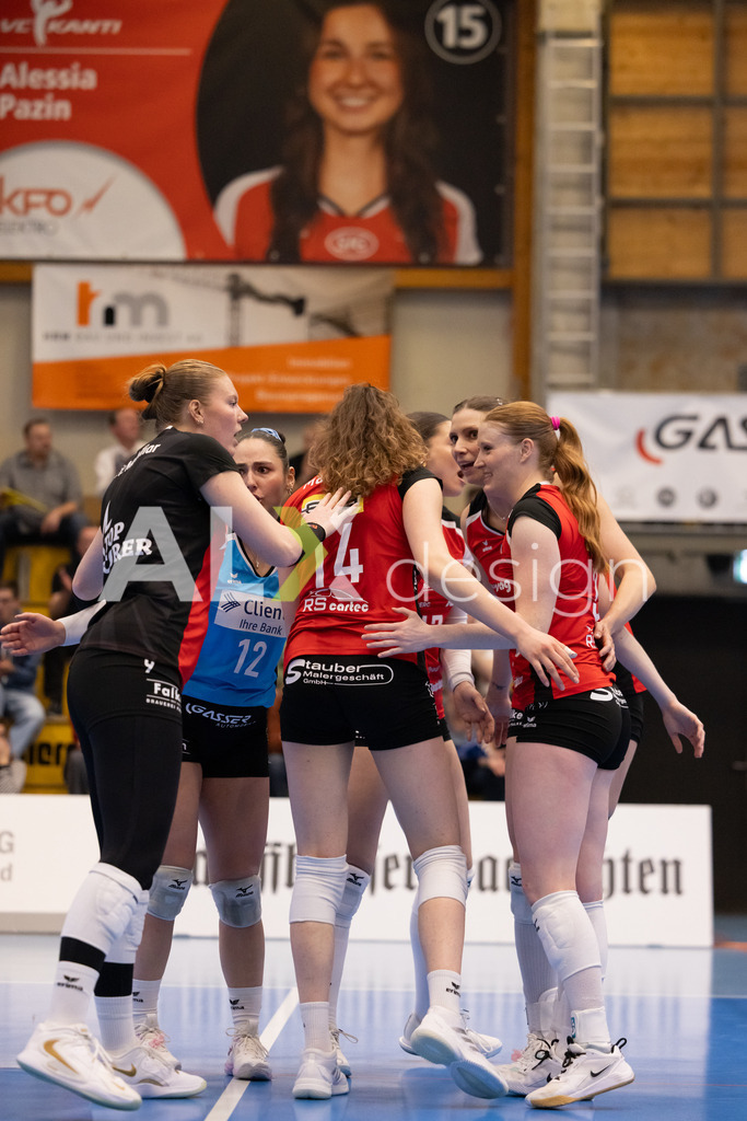 Volleyball I Frauen I Saison 2025-2026 I Volleyball NLA | Women I 1/2 Finals I  VC Kanti Schaffhausen - Sm'Aesch Pfeffingen I 18.03.2026 | VC Kanti Spielerinnenkreis - Realisiert mit Pictrs.com