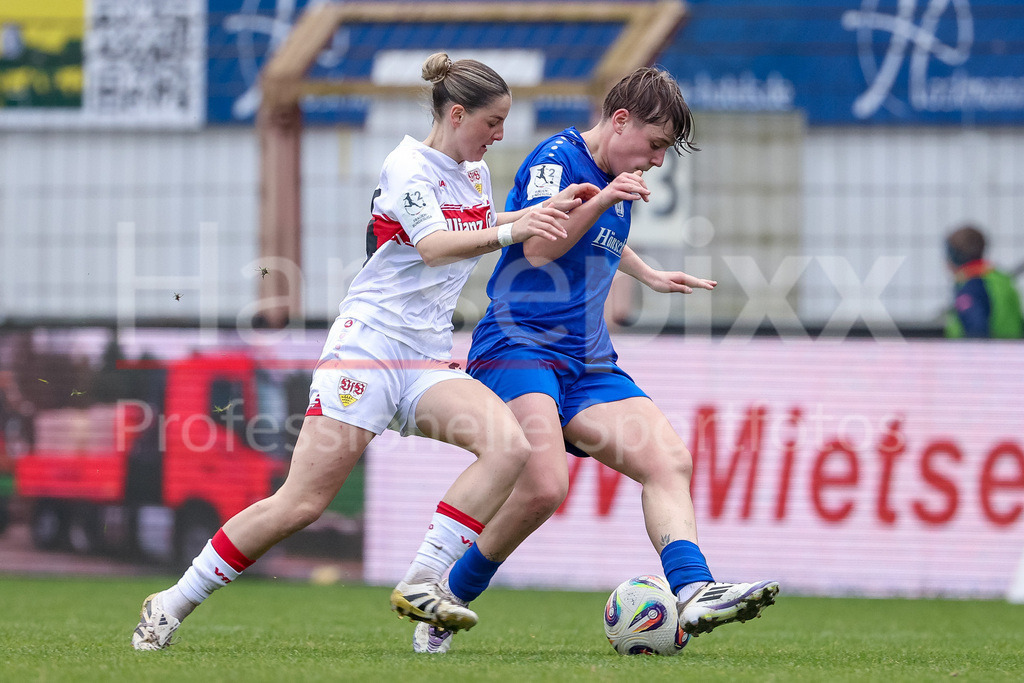 Fussball, 2. Frauen-Bundesliga, SV Meppen - VfB Stuttgart | v.li.: Celine Philipp (VfB Stuttgart, 24) und Lea Mauly (SV Meppen, 19) im Zweikampf, Duell, Dynamik, Aktion, Action, Spielszene, DIE DFB-RICHTLINIEN UNTERSAGEN JEGLICHE NUTZUNG VON FOTOS ALS SEQUENZBILDER UND/ODER VIDEOÄHNLICHE FOTOSTRECKEN. DFB REGULATIONS PROHIBIT ANY USE OF PHOTOGRAPHS AS IMAGE SEQUENCES AND/OR QUASI-VIDEO.