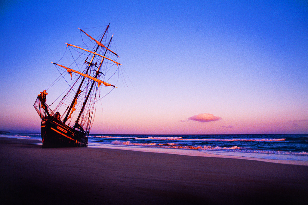 Fuerteventura_RoseofSharon_0409a | Abend Dämmerung mit Wrack eines Segelmasters auf Fuerteventura in den 80er Jahren.
Jandia, Morro Jable. Nähe Strand des Club Aldiana