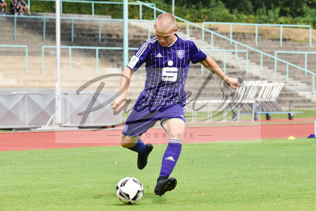20180728_OSNSVR_0013 | Fußball, A-Junioren: Henry-Thoke Uchtmann (VfL Osnabrück) in Aktion, am Ball, Einzelaktion beim Testspiel zwischen VfL Osnabrück vs. SV Rödinghausen am 28.07.2018 im Sportpark Illoshöhe in Osnabrück, Deutschland.(Foto von Nico Paetzel) - Realisiert mit Pictrs.com