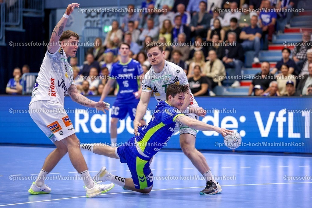 Gum30042601149 | 30.04.2026, Handball, 1. HBL, VfL Gummersbach - Frisch Auf! Göppingen, Saison 2025 / 2026 Herren, Schwalbe-Arena: Ludvig Hallbäck (VfL Gummersbach #20) wirft den Ball auf das Tor im Zweikampf gegen  David Schmidt (Frisch Auf Göppingen #77) 
