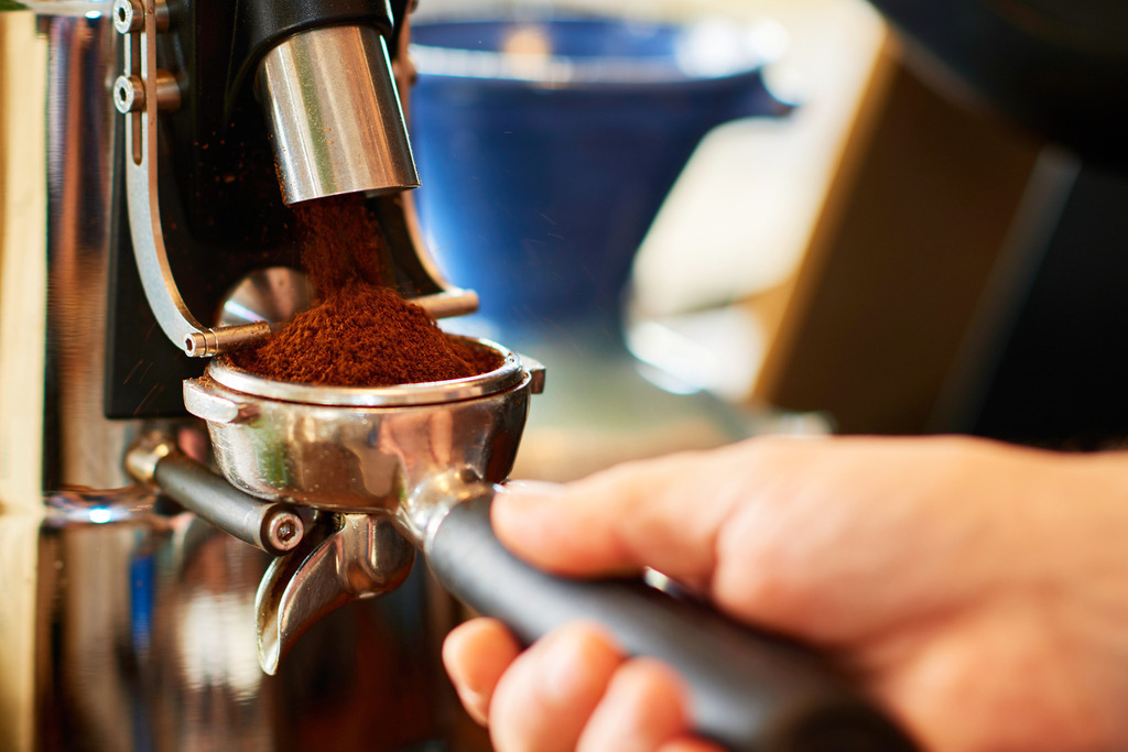 Cafebrennerei Franze | Wien, Austria - August 08, 2019: Cafebrennerei Franze am Kutschkermarkt; Kaffeepulver wird in den Siebträger gefüllt. - Realisiert mit Pictrs.com