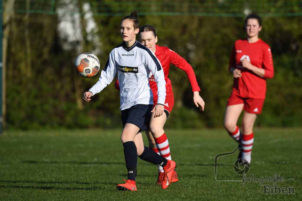 SV Eintracht Wildenloh-JSG friEdA | B-Juniorinnen Bezirksliga Staffel A; SV Eintracht Wildenloh (weiß)-JSG FriEdA (rot) am 19.04.2023; in Wildenloh (A-Platz), Photo: Philip Eiben 2023 - Realisiert mit Pictrs.com