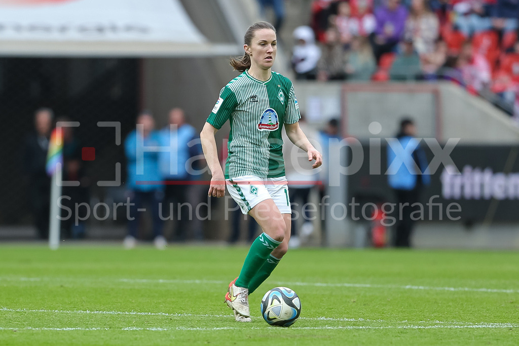 Fussball, Google Pixel Frauen-Bundesliga, 1. FC Köln - SV Werder Bremen | v.li.: Michaela Brandenburg (SV Werder Bremen, 14) am Ball, Freisteller, Einzelbild, Ganzkörper, Aktion, Action, Spielszene, DIE DFB-RICHTLINIEN UNTERSAGEN JEGLICHE NUTZUNG VON FOTOS ALS SEQUENZBILDER UND/ODER VIDEOÄHNLICHE FOTOSTRECKEN. DFB REGULATIONS PROHIBIT ANY USE OF PHOTOGRAPHS AS IMAGE SEQUENCES AND/OR QUASI-VIDEO.