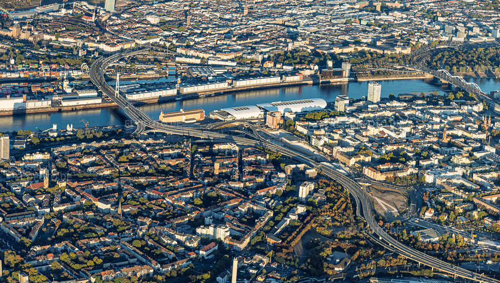 Luftbild: Verlauf der abzureissenden Hochstraße Nord (B44) für die geplanten Helmut-Kohl-Allee und Auffahrt zur gesperrten Kurt-Schumacher-Brücke nach Sprengung des Würfelbunkers und Abriss des Rathaus-Centers im Ortsteil Hemshof in Ludwigshafen im Bundesland Rheinland-Pfalz in Deutschland. – Foto: IMG_159741-Pano.jpg vom 06.10.2026 durch Werner Riehm/FLY-FOTO.de – Auflösung des Originals: 7940 x 4496 px
