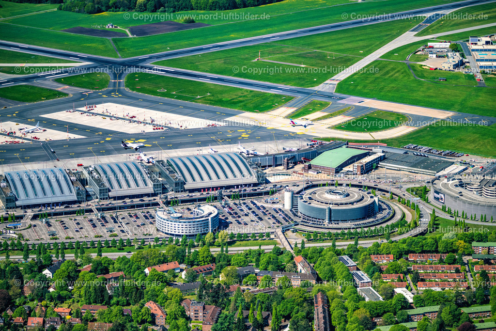 Hamburg_Fuhlsbüttel_Flughafen_Helmut_Schmidt_Airport_ELS_3091010525 | HAMBURG 01.05.2025 Abfertigungs- Gebäude und Terminals auf dem Gelände des Flughafen " Hamburg Airport Helmut Schmidt "(ICAO-Code EDDH)im Ortsteil Fuhlsbüttel in Hamburg, Deutschland. Weiterführende Informationen bei: Drees & Sommer SE,  Flughafen Hamburg GmbH,  IDEA Architekten GbR,  Weber Poll Ingenieurbüro für Bauwesen GbR. // Dispatch building and terminals on the premises of the airport " Hamburg Airport Helmut Schmidt "(ICAO-Code EDDH) in the district Fuhlsbuettel in Hamburg, Germany. Further information at: Drees & Sommer SE,  Flughafen Hamburg GmbH,  IDEA Architekten GbR,  Weber Poll Ingenieurbuero fuer Bauwesen GbR. Foto: Martin Elsen