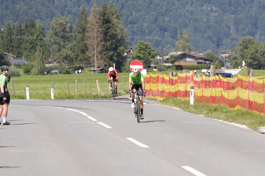 1147_20230817_Bewerb_Maenner_Muehlanger | AUT - OESTERREICH, 2023-08-16: SPORT RENNRAD-FAHREN - 55. INTERNATIONALER RADWELTPOKAL IN ST. JOHANN IN TIROL  - Vintage-Radrennen mit WM-Bronze-Medaillen-Siegerin Christina Schweinberger, den Teilnehmer und Alexander Baumann (vom Orginastions-Team) - TAG 2 BEWERB MAENNER IN SECHS GRUPPEN  ; Foto: Roland Muehlanger